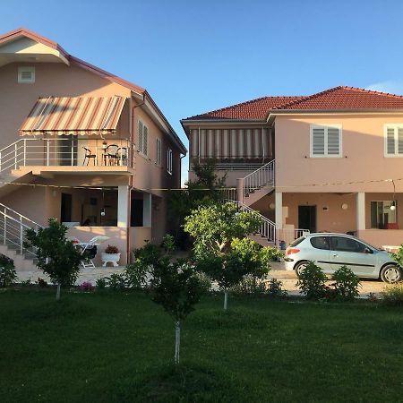 Vila Islami ドゥラス エクステリア 写真